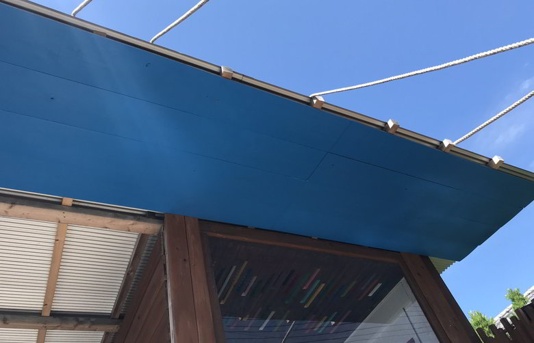【店舗製作】外の天井面に空色の板ば貼るばい